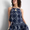 Baumwollbluse mit Neckholder-Ausschnitt und Cutwork-Verzierung Baumwollbluse mit Neckholder-Ausschnitt und Cutwork-Verzierung