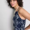 Baumwollbluse mit Neckholder-Ausschnitt und Cutwork-Verzierung Baumwollbluse mit Neckholder-Ausschnitt und Cutwork-Verzierung