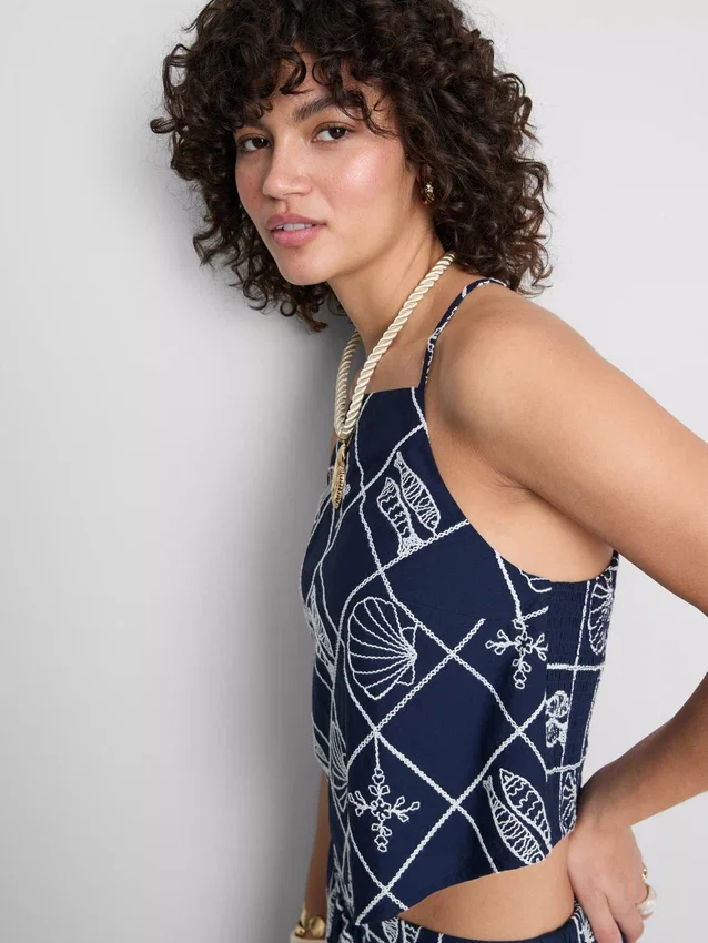 Baumwollbluse mit Neckholder-Ausschnitt und Cutwork-Verzierung Baumwollbluse mit Neckholder-Ausschnitt und Cutwork-Verzierung