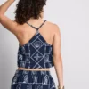 Baumwollbluse mit Neckholder-Ausschnitt und Cutwork-Verzierung Baumwollbluse mit Neckholder-Ausschnitt und Cutwork-Verzierung