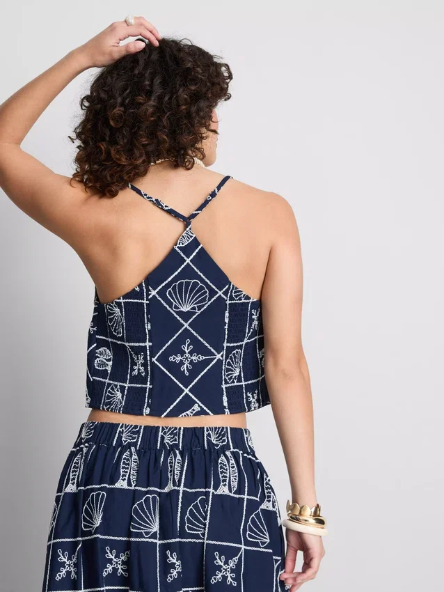 Baumwollbluse mit Neckholder-Ausschnitt und Cutwork-Verzierung Baumwollbluse mit Neckholder-Ausschnitt und Cutwork-Verzierung