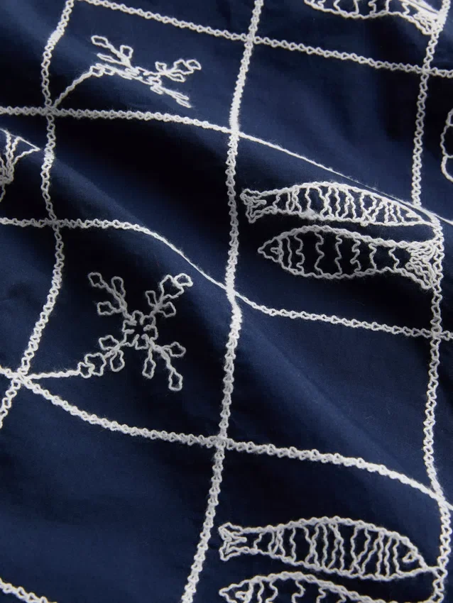 Baumwollbluse mit Neckholder-Ausschnitt und Cutwork-Verzierung Baumwollbluse mit Neckholder-Ausschnitt und Cutwork-Verzierung
