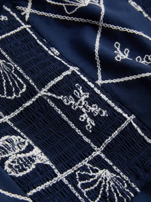 Baumwollbluse mit Neckholder-Ausschnitt und Cutwork-Verzierung Baumwollbluse mit Neckholder-Ausschnitt und Cutwork-Verzierung