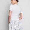Baumwollreiches, kurzes Baby-T-Shirt mit Perlenverzierung