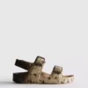 Bedruckte Sandalen mit doppeltem Schnallenriemen