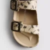 Bedruckte Sandalen mit doppeltem Schnallenriemen