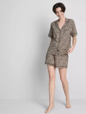 Bedruckter Shorty-Schlafanzug im Boyfriend-Stil Bedruckter Shorty-Schlafanzug im Boyfriend-Stil