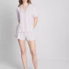 Bedruckter Shorty-Schlafanzug im Boyfriend-Stil Bedruckter Shorty-Schlafanzug im Boyfriend-Stil