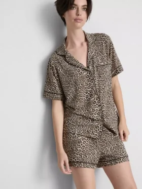 Bedruckter Shorty-Schlafanzug im Boyfriend-Stil Bedruckter Shorty-Schlafanzug im Boyfriend-Stil