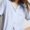 Bedruckter Shorty-Schlafanzug im Boyfriend-Stil Bedruckter Shorty-Schlafanzug im Boyfriend-Stil