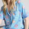 Bedruckter Shorty-Schlafanzug im Boyfriend-Stil Bedruckter Shorty-Schlafanzug im Boyfriend-Stil