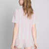 Bedruckter Shorty-Schlafanzug im Boyfriend-Stil Bedruckter Shorty-Schlafanzug im Boyfriend-Stil