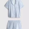 Bedruckter Shorty-Schlafanzug im Boyfriend-Stil Bedruckter Shorty-Schlafanzug im Boyfriend-Stil