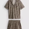 Bedruckter Shorty-Schlafanzug im Boyfriend-Stil Bedruckter Shorty-Schlafanzug im Boyfriend-Stil