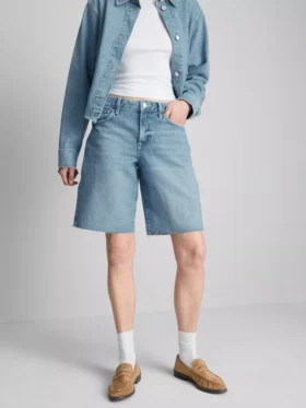 Bermuda-Shorts aus Denim mit unversäubertem Saum