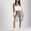 Bermuda-Shorts aus Denim mit unversäubertem Saum Bermuda-Shorts aus Denim mit unversäubertem Saum