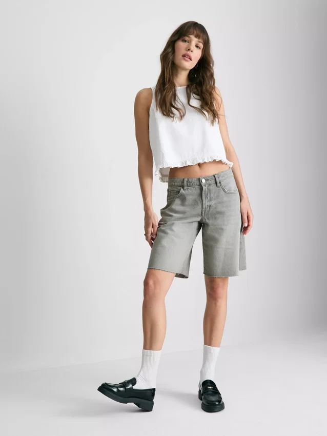 Bermuda-Shorts aus Denim mit unversäubertem Saum Bermuda-Shorts aus Denim mit unversäubertem Saum
