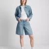 Bermuda-Shorts aus Denim mit unversäubertem Saum Bermuda-Shorts aus Denim mit unversäubertem Saum