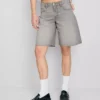 Bermuda-Shorts aus Denim mit unversäubertem Saum Bermuda-Shorts aus Denim mit unversäubertem Saum
