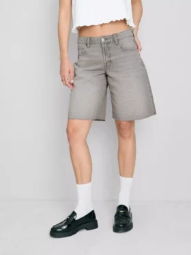 Bermuda-Shorts aus Denim mit unversäubertem Saum