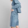 Bermuda-Shorts aus Denim mit unversäubertem Saum Bermuda-Shorts aus Denim mit unversäubertem Saum