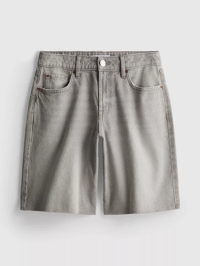 Bermuda-Shorts aus Denim mit unversäubertem Saum Bermuda-Shorts aus Denim mit unversäubertem Saum