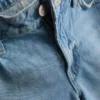 Bermuda-Shorts aus Denim mit unversäubertem Saum Bermuda-Shorts aus Denim mit unversäubertem Saum