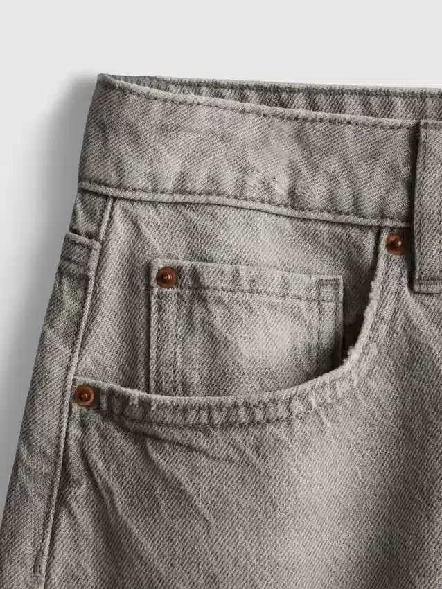 Bermuda-Shorts aus Denim mit unversäubertem Saum Bermuda-Shorts aus Denim mit unversäubertem Saum