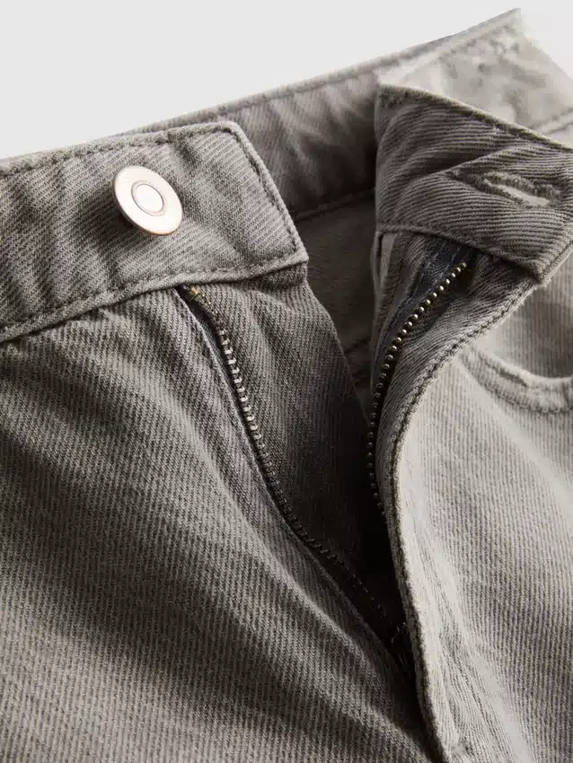 Bermuda-Shorts aus Denim mit unversäubertem Saum Bermuda-Shorts aus Denim mit unversäubertem Saum
