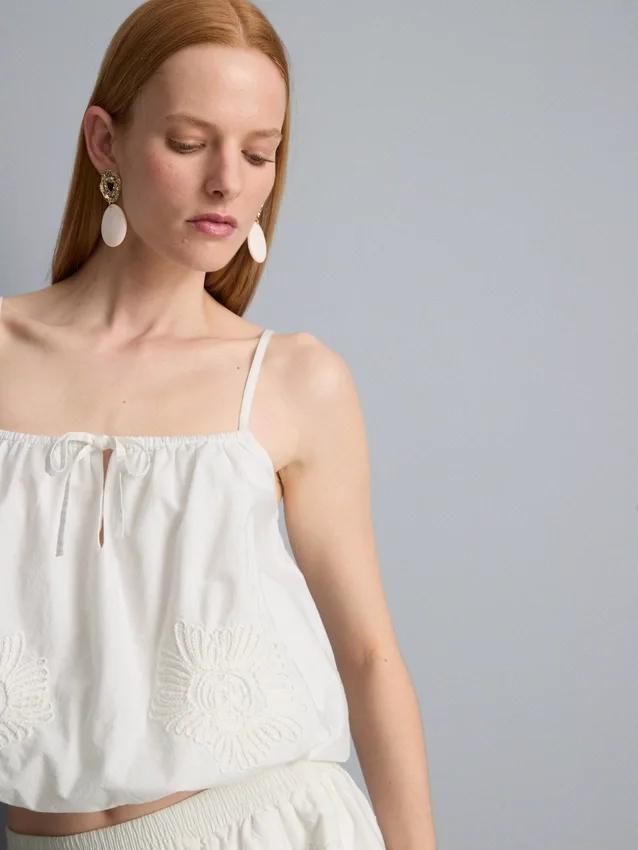 Besticktes, kurzes Cami-Top aus Baumwolle Besticktes, kurzes Cami-Top aus Baumwolle
