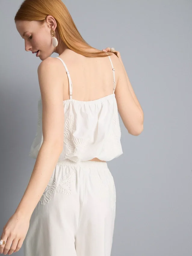 Besticktes, kurzes Cami-Top aus Baumwolle Besticktes, kurzes Cami-Top aus Baumwolle