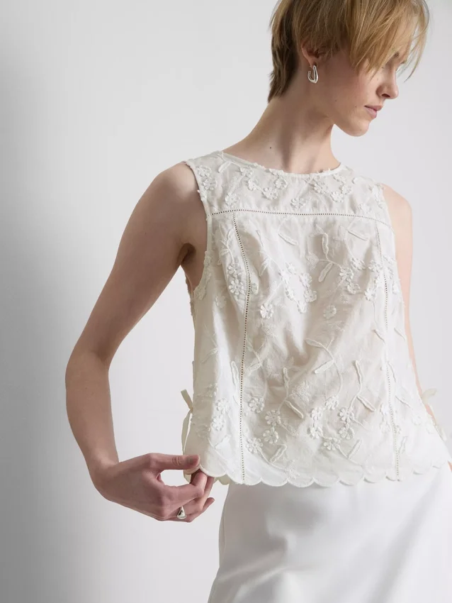 Besticktes Tanktop mit Blumenmuster und Bindeband Besticktes Tanktop mit Blumenmuster und Bindeband