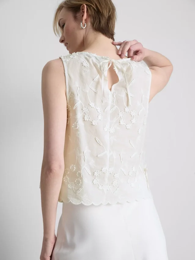 Besticktes Tanktop mit Blumenmuster und Bindeband Besticktes Tanktop mit Blumenmuster und Bindeband