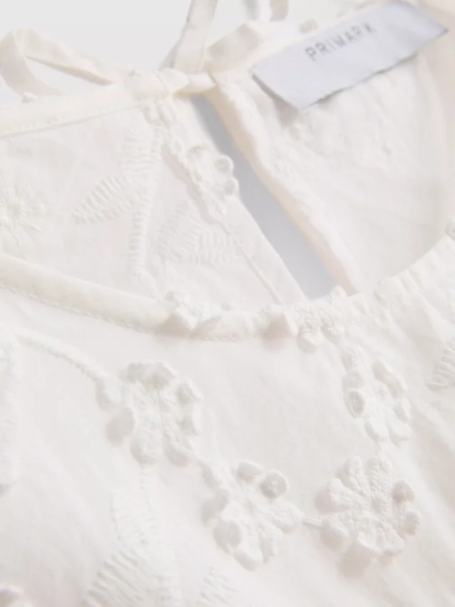 Besticktes Tanktop mit Blumenmuster und Bindeband Besticktes Tanktop mit Blumenmuster und Bindeband