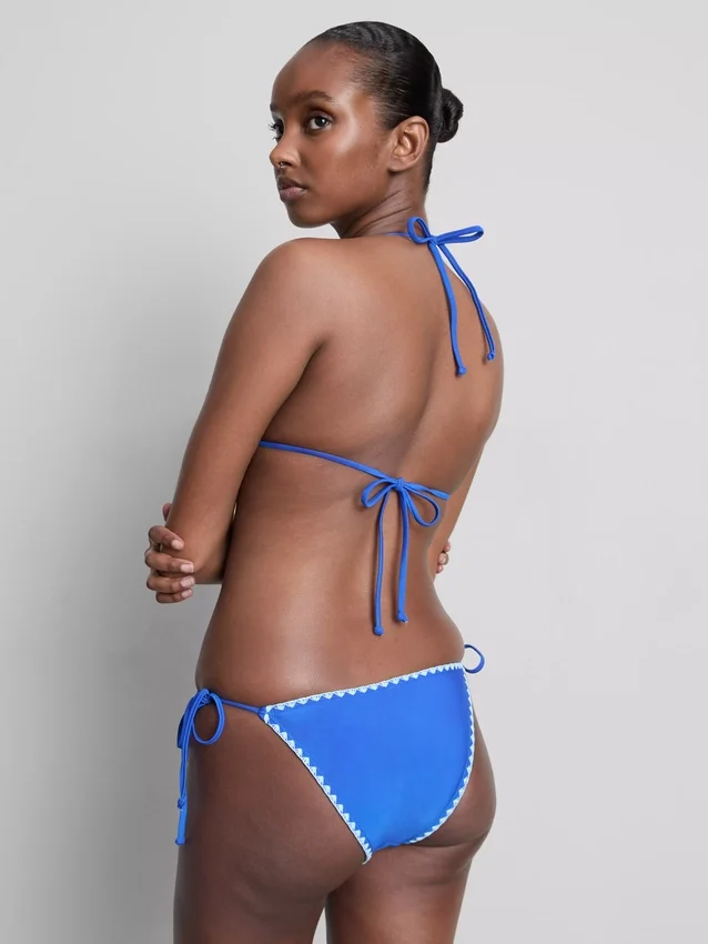 Bikini-Höschen mit seitlichen Bindebändern und Ziernähten Bikini-Höschen mit seitlichen Bindebändern und Ziernähten