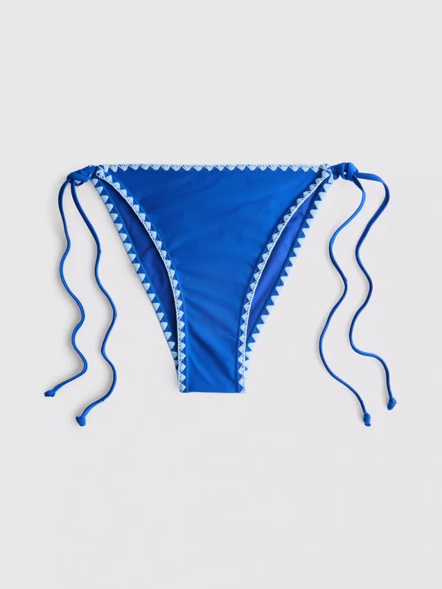 Bikini-Höschen mit seitlichen Bindebändern und Ziernähten Bikini-Höschen mit seitlichen Bindebändern und Ziernähten