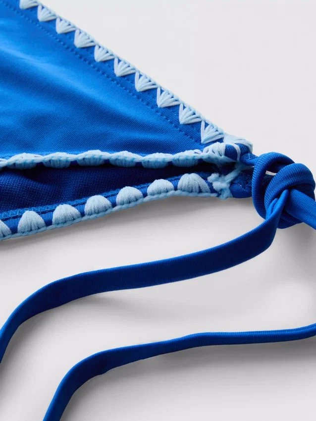 Bikini-Höschen mit seitlichen Bindebändern und Ziernähten Bikini-Höschen mit seitlichen Bindebändern und Ziernähten