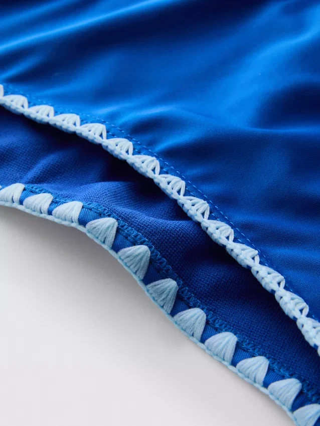 Bikini-Höschen mit seitlichen Bindebändern und Ziernähten Bikini-Höschen mit seitlichen Bindebändern und Ziernähten