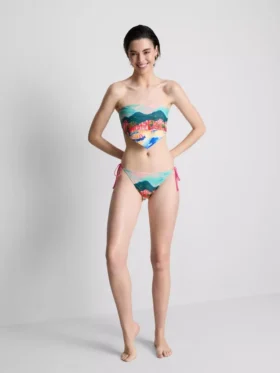 Bikini-Oberteil mit Bandana-Print und landschaftlichem Motiv