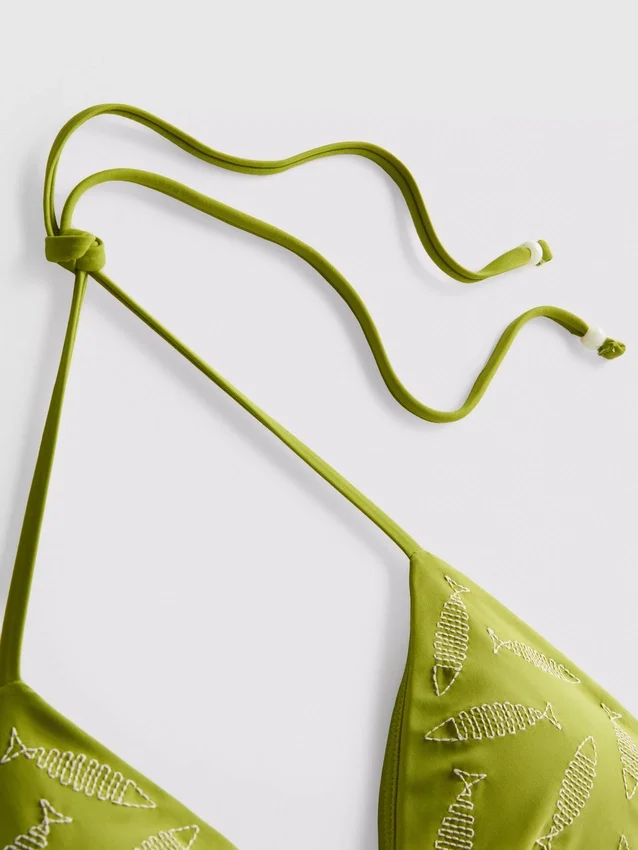 Bikini-Oberteil mit Dreiecks-Schnitt und Fischstickerei Bikini-Oberteil mit Dreiecks-Schnitt und Fischstickerei