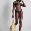 Bikini-Oberteil mit tiefem Ausschnitt und Blumenverzierung Bikini-Oberteil mit tiefem Ausschnitt und Blumenverzierung