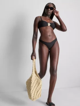 Bikini-Oberteil mit tiefem Ausschnitt und Blumenverzierung