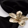 Bikini-Oberteil mit tiefem Ausschnitt und Blumenverzierung Bikini-Oberteil mit tiefem Ausschnitt und Blumenverzierung