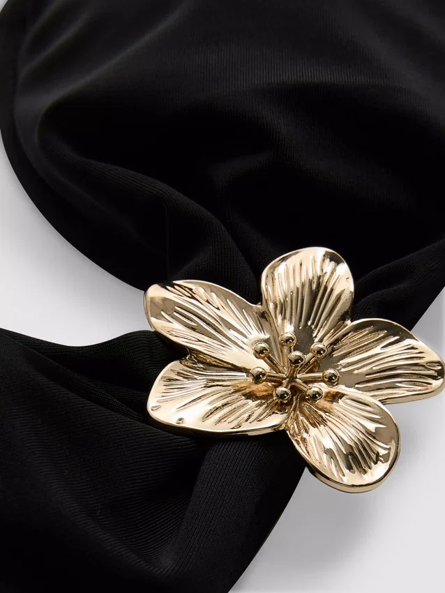Bikini-Oberteil mit tiefem Ausschnitt und Blumenverzierung Bikini-Oberteil mit tiefem Ausschnitt und Blumenverzierung