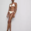 Bikini-Unterteil mit Muschelstickerei und seitlichen Bändern Bikini-Unterteil mit Muschelstickerei und seitlichen Bändern
