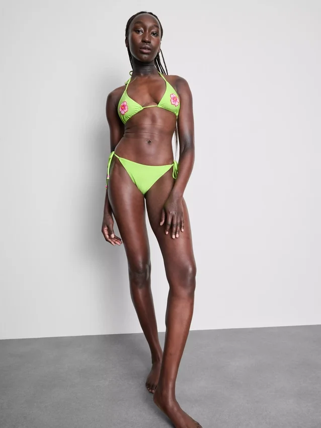 Bikini-Unterteil mit Perlenverzierung und seitlichen Bindebändern Bikini-Unterteil mit Perlenverzierung und seitlichen Bindebändern