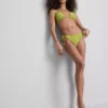 Bikini-Unterteil mit seitlichen Bindebändern und Stickerei Bikini-Unterteil mit seitlichen Bindebändern und Stickerei