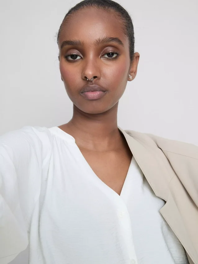 Bluse mit 3/4-Ärmeln und V-Ausschnitt Bluse mit 3/4-Ärmeln und V-Ausschnitt