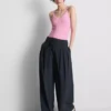 Bodysuit mit V-Ausschnitt und Trägern Bodysuit mit V-Ausschnitt und Trägern