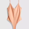 Bodysuit mit V-Ausschnitt und Trägern Bodysuit mit V-Ausschnitt und Trägern